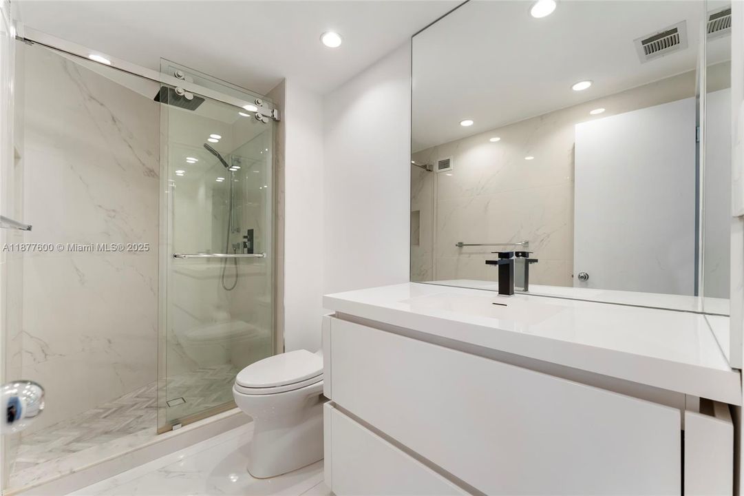 Activo con contrato: $6,500 (2 camas, 2 baños, 1409 Pies cuadrados)