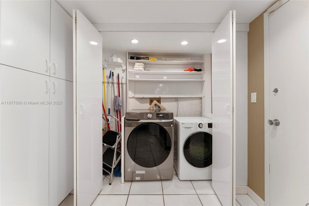 Activo con contrato: $6,500 (2 camas, 2 baños, 1409 Pies cuadrados)