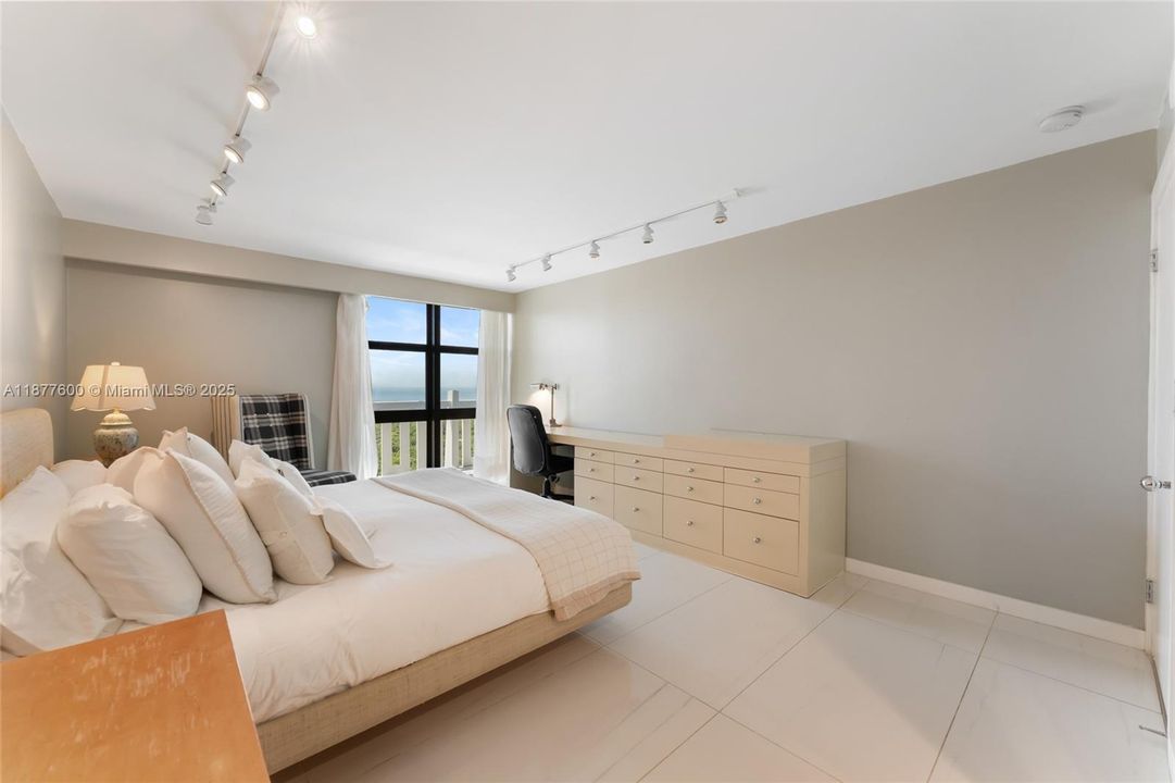 Activo con contrato: $6,500 (2 camas, 2 baños, 1409 Pies cuadrados)