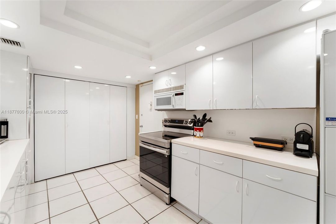 Activo con contrato: $6,500 (2 camas, 2 baños, 1409 Pies cuadrados)