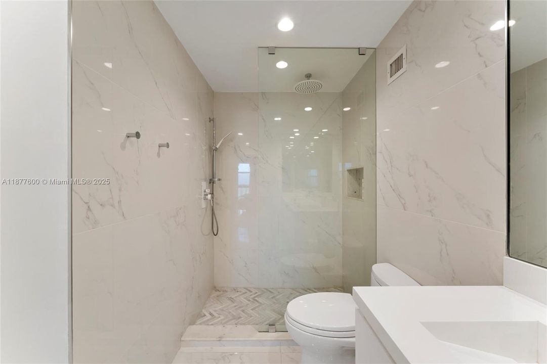 Activo con contrato: $6,500 (2 camas, 2 baños, 1409 Pies cuadrados)