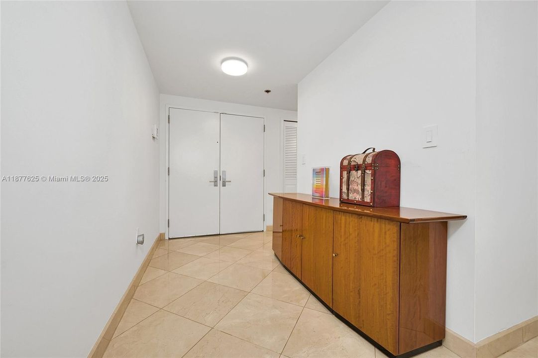 Activo con contrato: $1,490,000 (2 camas, 2 baños, 2060 Pies cuadrados)