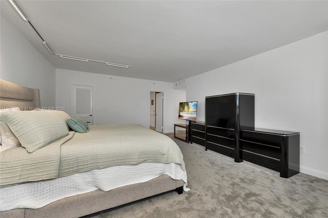 Activo con contrato: $1,490,000 (2 camas, 2 baños, 2060 Pies cuadrados)