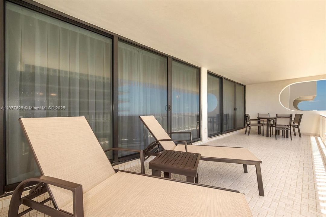 Activo con contrato: $1,490,000 (2 camas, 2 baños, 2060 Pies cuadrados)