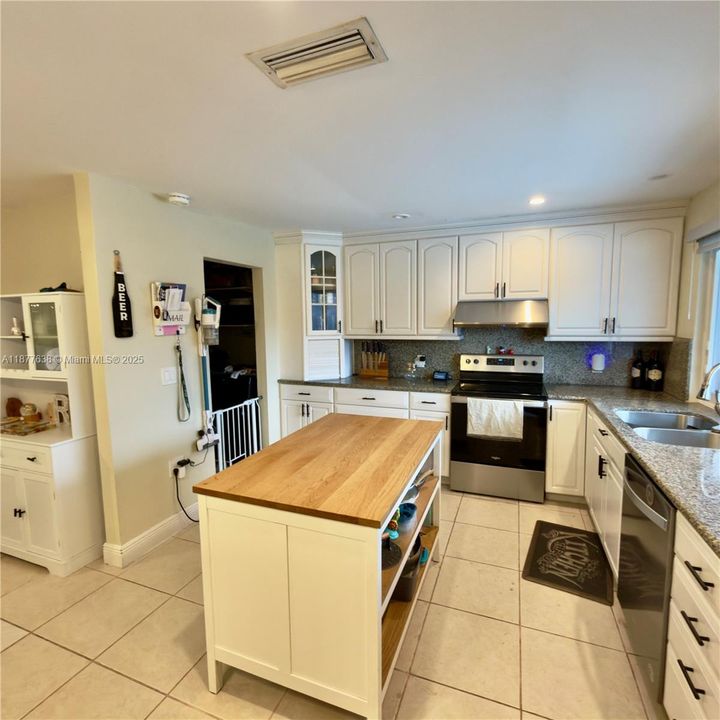 Active With Contract: $660,000 (3 beds, 2 baths, 1621 Square Feet)