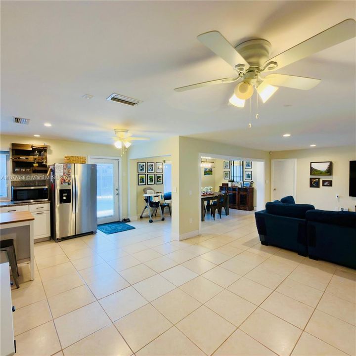 Active With Contract: $660,000 (3 beds, 2 baths, 1621 Square Feet)