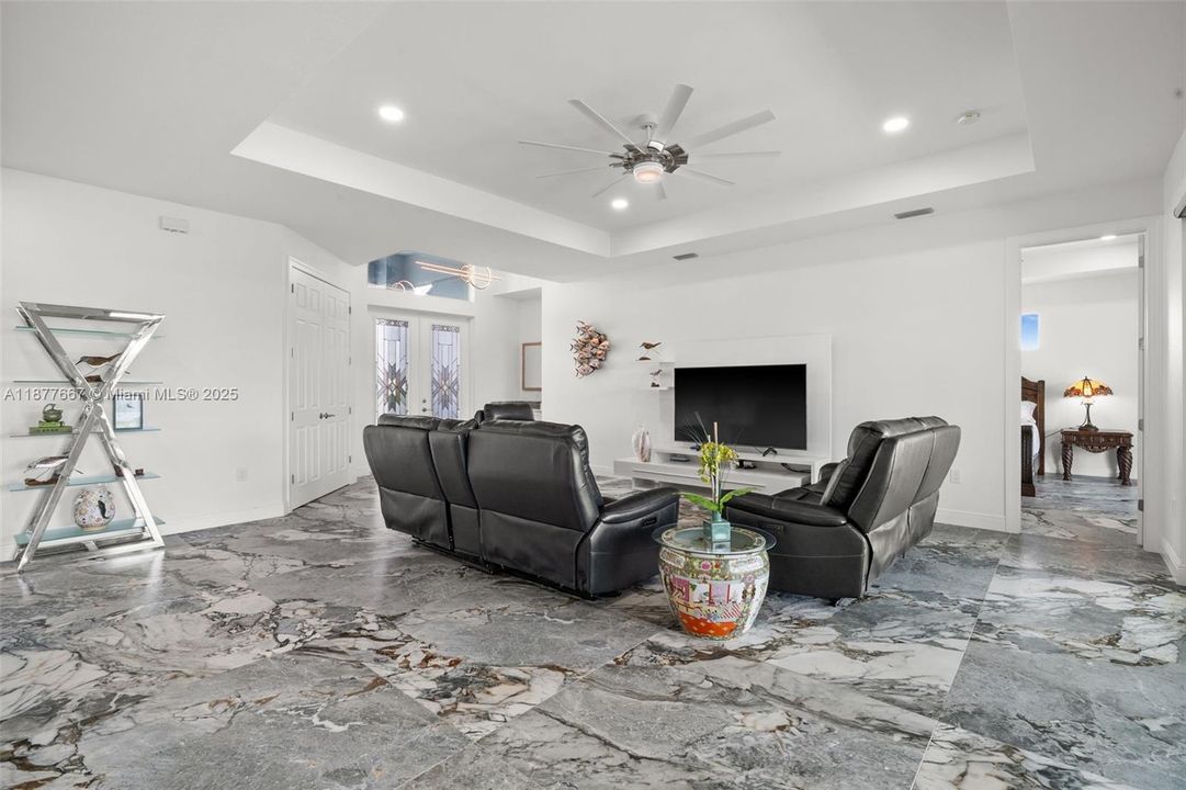 10-foot ceilings with tray details
