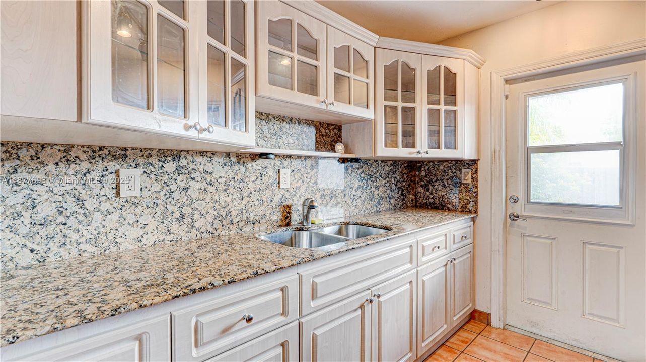 Недавно продано: $410,000 (2 спален, 1 ванн, 875 Квадратных фут)