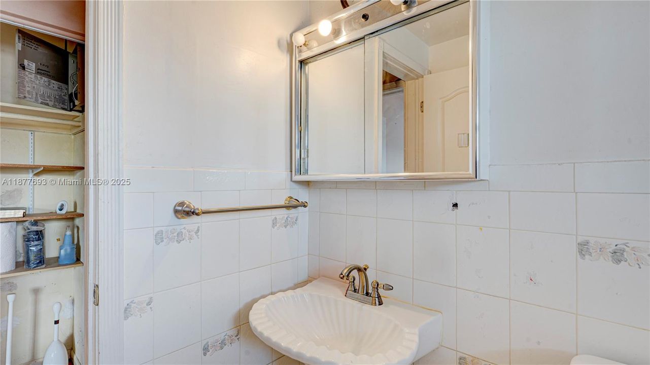 Недавно продано: $410,000 (2 спален, 1 ванн, 875 Квадратных фут)