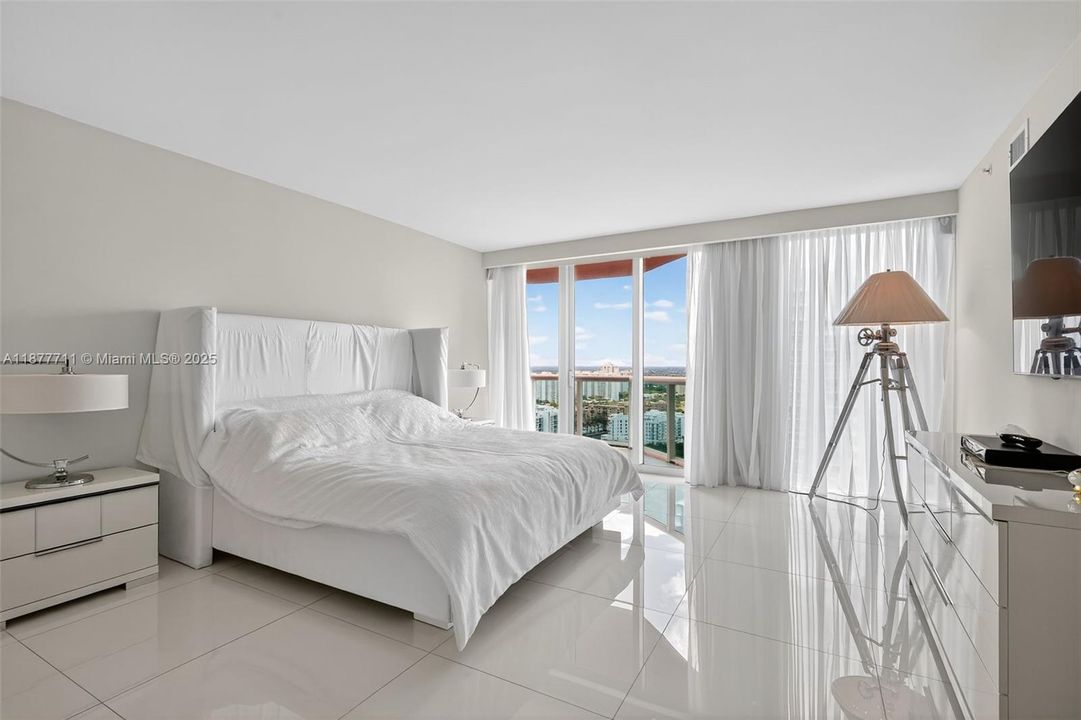 Active With Contract: $1,375,000 (3 beds, 2 baths, 2720 Square Feet)