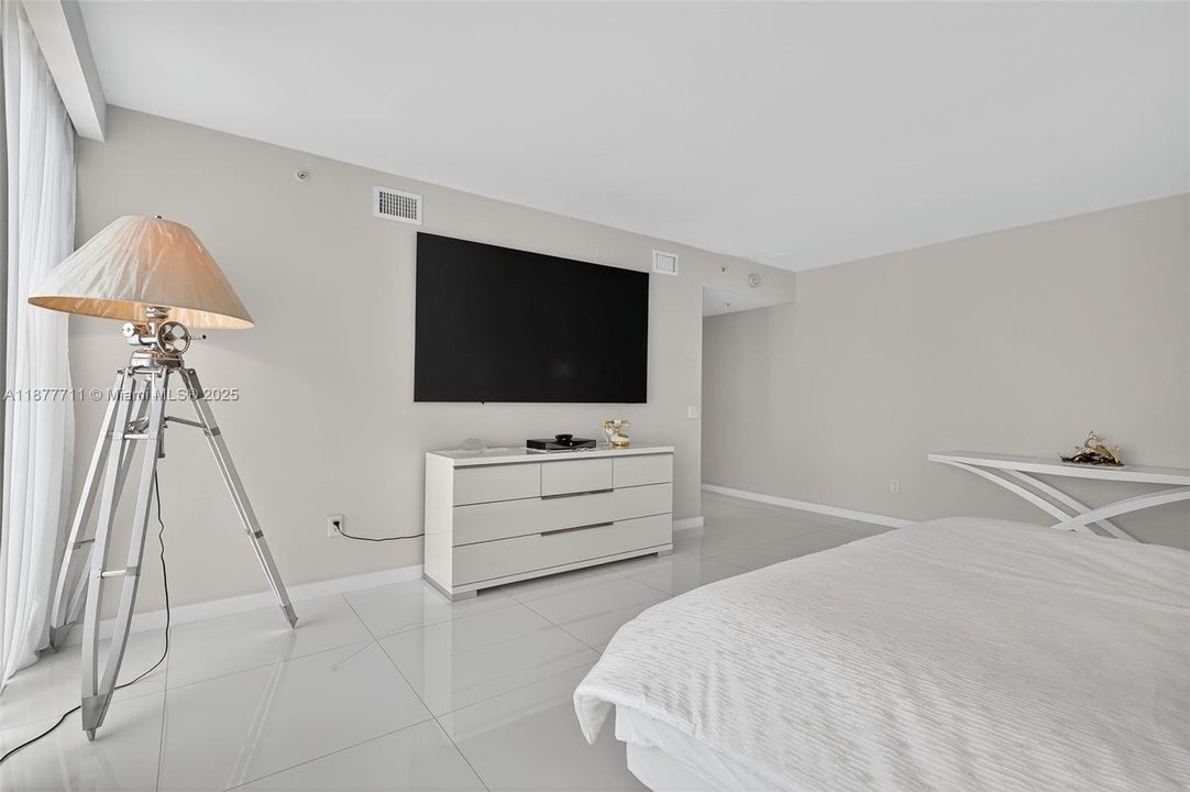 Active With Contract: $1,375,000 (3 beds, 2 baths, 2720 Square Feet)