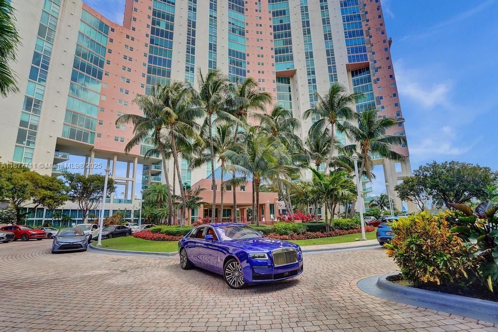 Active With Contract: $1,375,000 (3 beds, 2 baths, 2720 Square Feet)