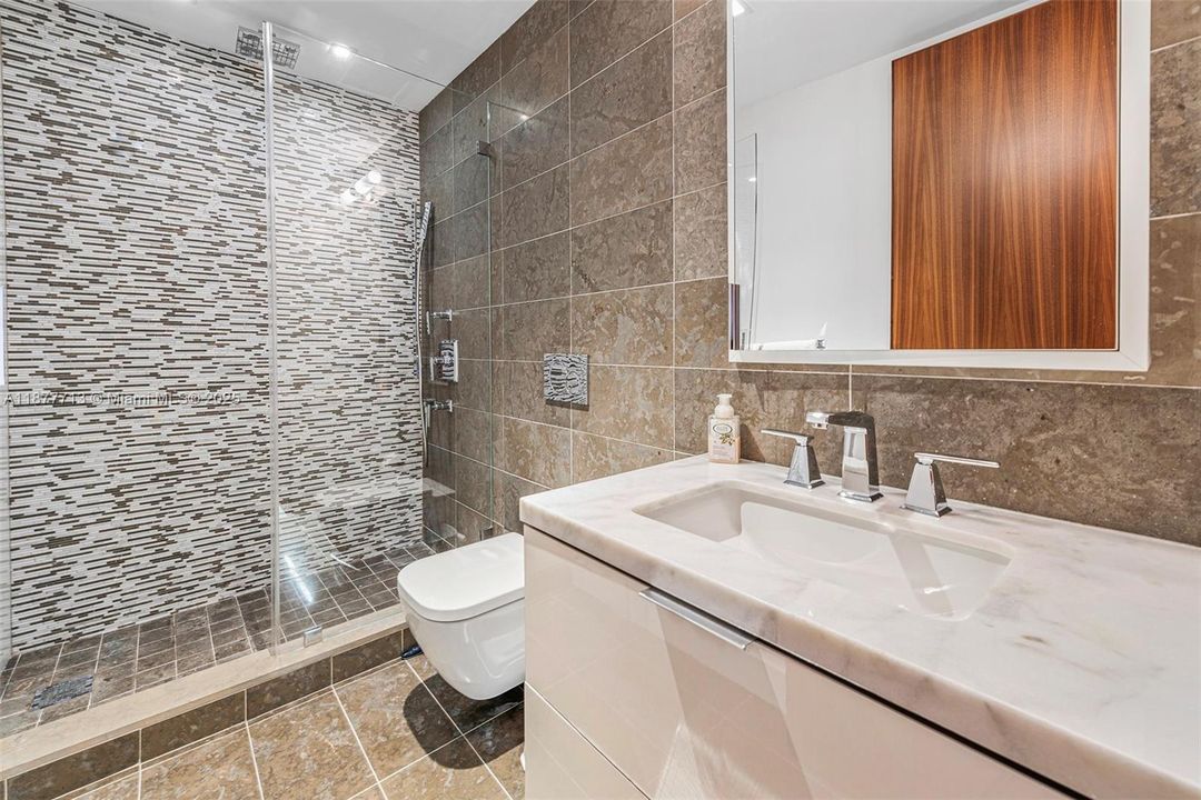 待售: $9,000,000 (2 贝兹, 2 浴室, 2530 平方英尺)