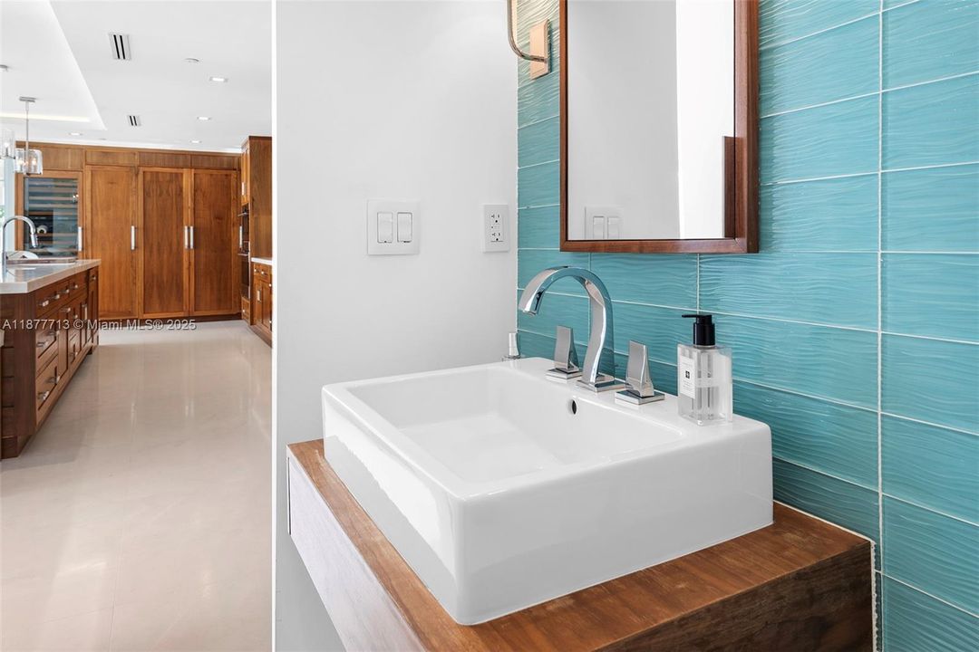 待售: $9,000,000 (2 贝兹, 2 浴室, 2530 平方英尺)