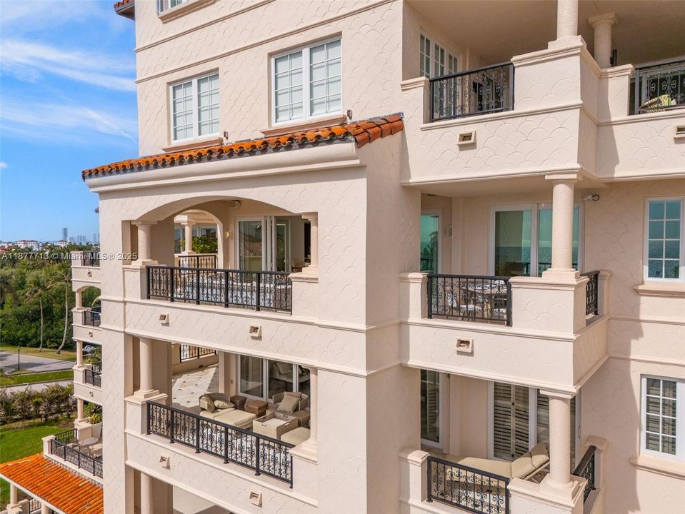 待售: $9,000,000 (2 贝兹, 2 浴室, 2530 平方英尺)