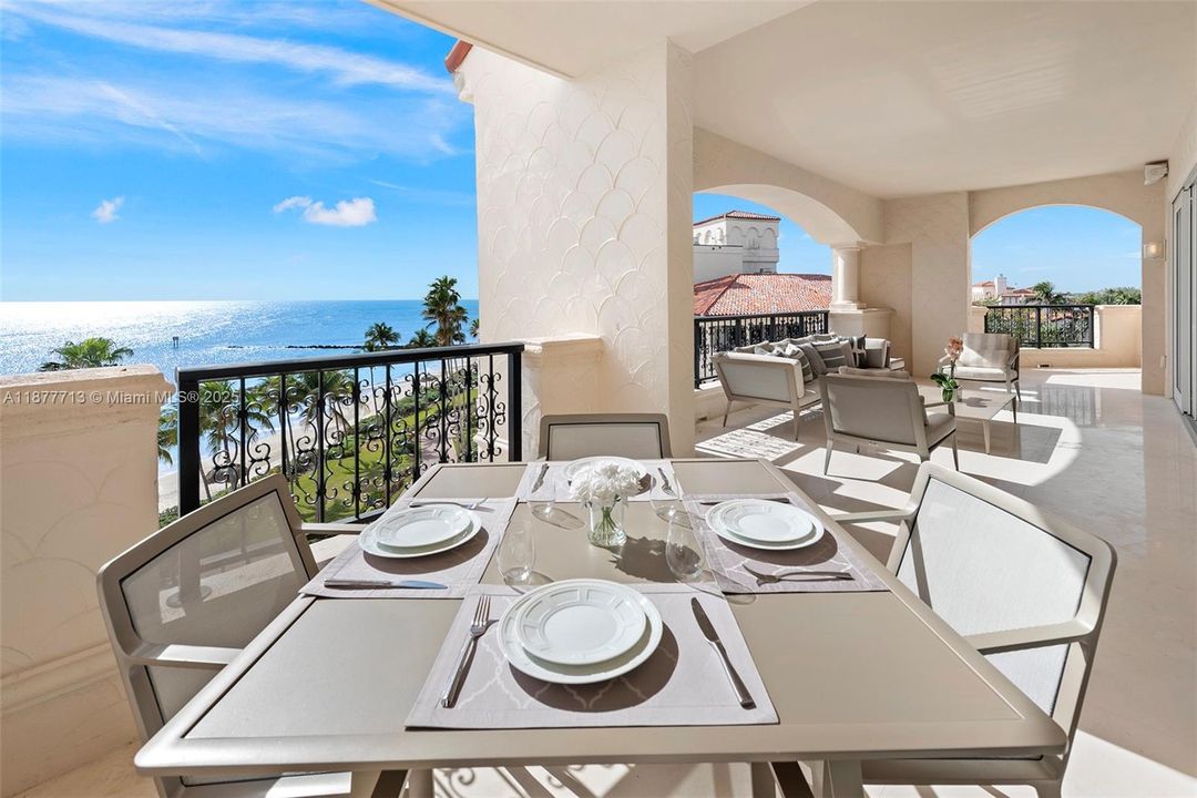 待售: $9,000,000 (2 贝兹, 2 浴室, 2530 平方英尺)