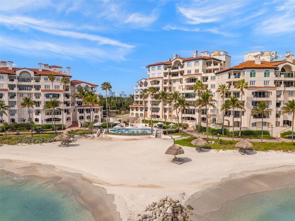 待售: $9,000,000 (2 贝兹, 2 浴室, 2530 平方英尺)