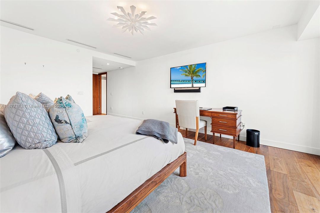 待售: $9,000,000 (2 贝兹, 2 浴室, 2530 平方英尺)