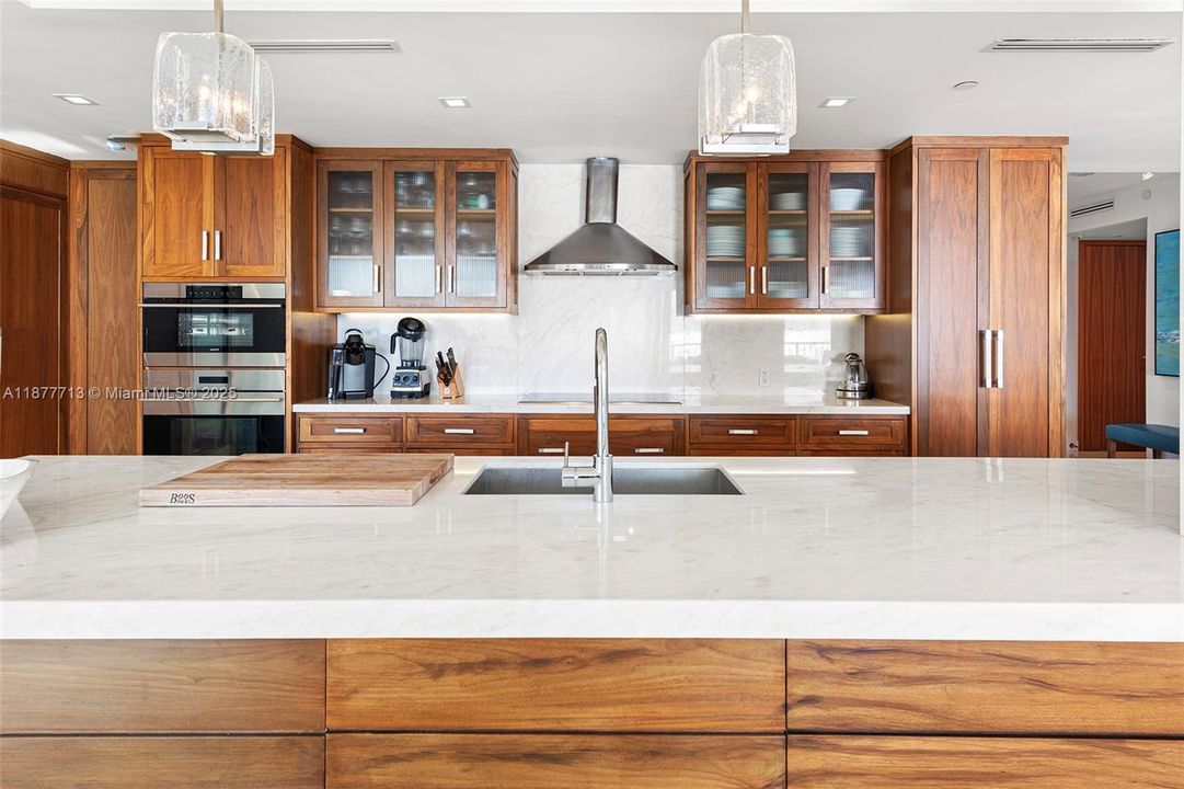 待售: $9,000,000 (2 贝兹, 2 浴室, 2530 平方英尺)