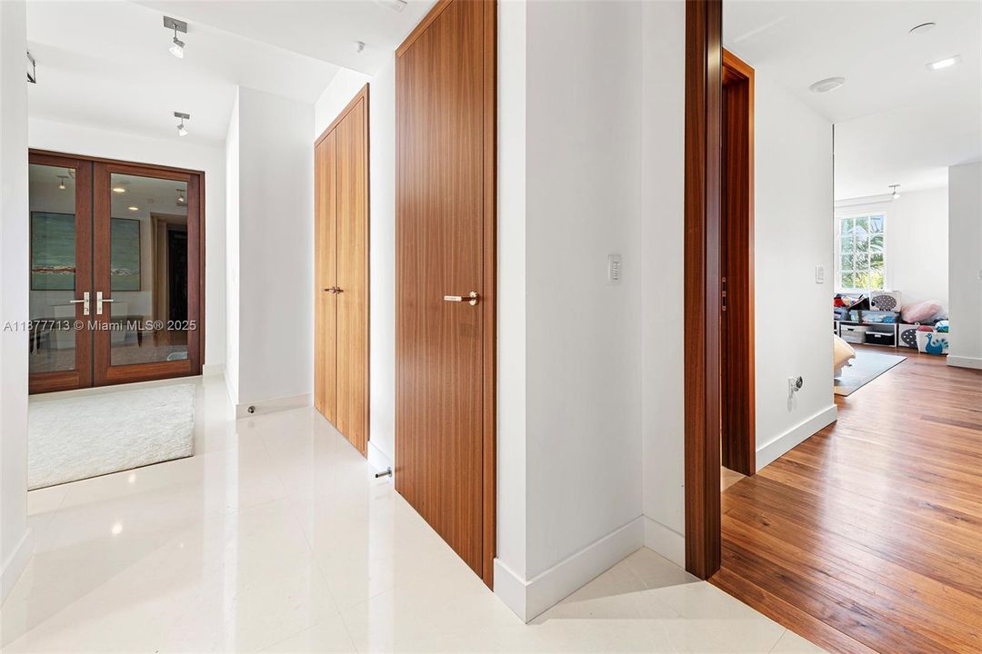 待售: $9,000,000 (2 贝兹, 2 浴室, 2530 平方英尺)