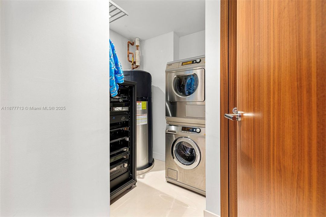 待售: $9,000,000 (2 贝兹, 2 浴室, 2530 平方英尺)