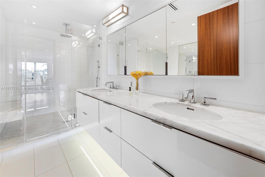 待售: $9,000,000 (2 贝兹, 2 浴室, 2530 平方英尺)