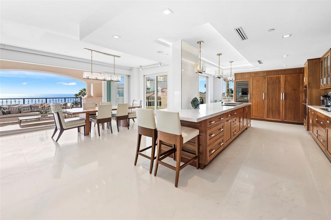 待售: $9,000,000 (2 贝兹, 2 浴室, 2530 平方英尺)