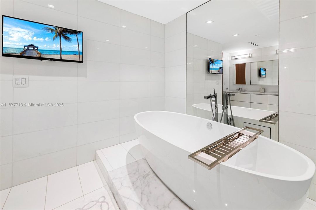 待售: $9,000,000 (2 贝兹, 2 浴室, 2530 平方英尺)