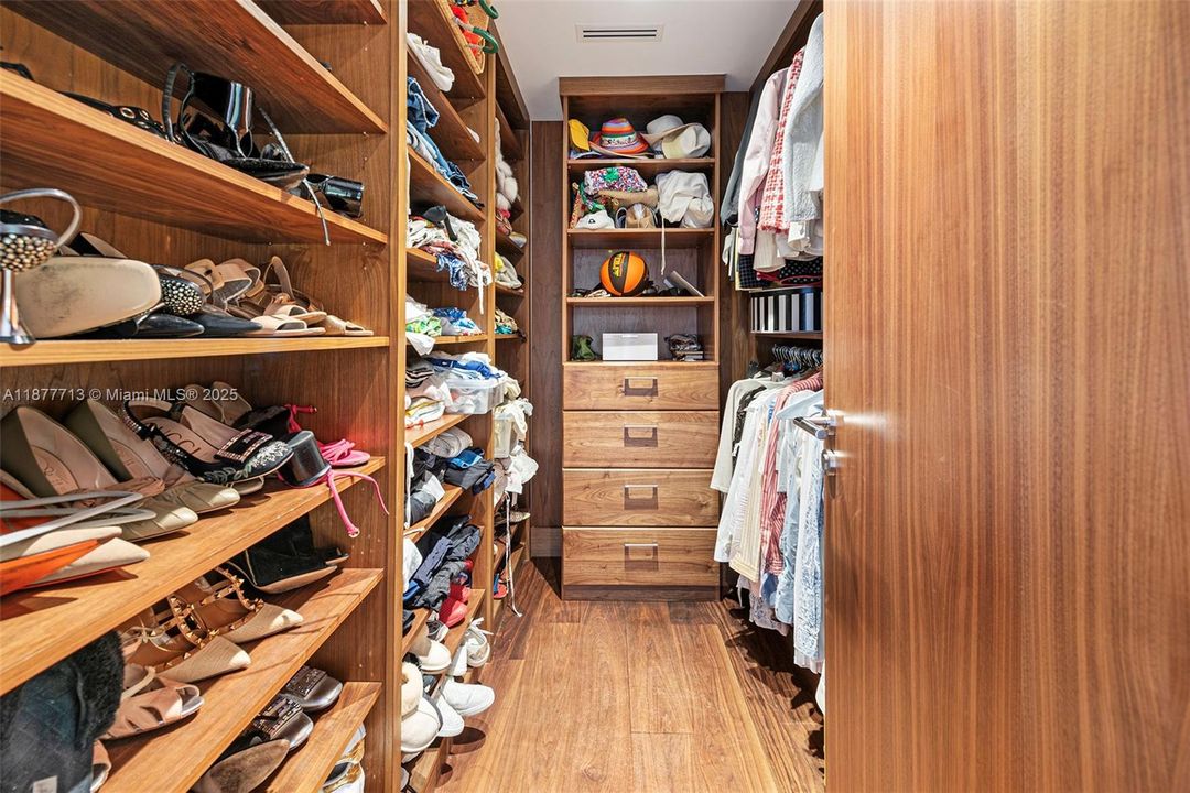 待售: $9,000,000 (2 贝兹, 2 浴室, 2530 平方英尺)