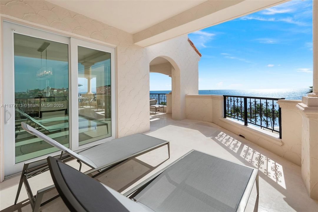 待售: $9,000,000 (2 贝兹, 2 浴室, 2530 平方英尺)