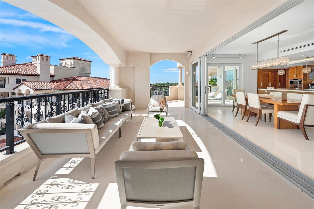 待售: $9,000,000 (2 贝兹, 2 浴室, 2530 平方英尺)