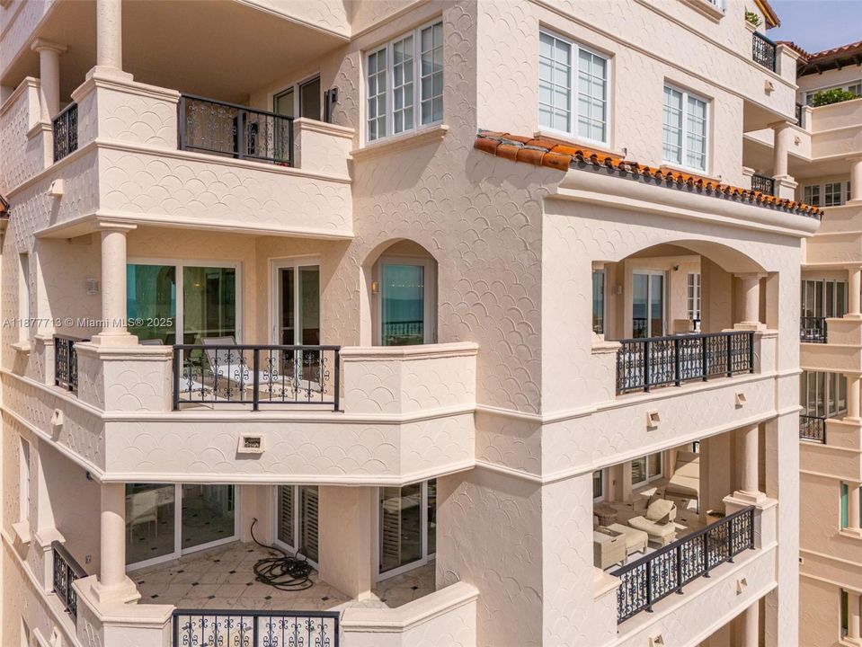 待售: $9,000,000 (2 贝兹, 2 浴室, 2530 平方英尺)