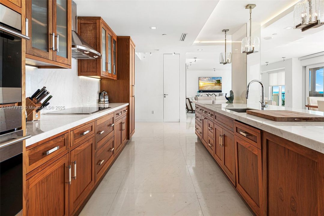 待售: $9,000,000 (2 贝兹, 2 浴室, 2530 平方英尺)