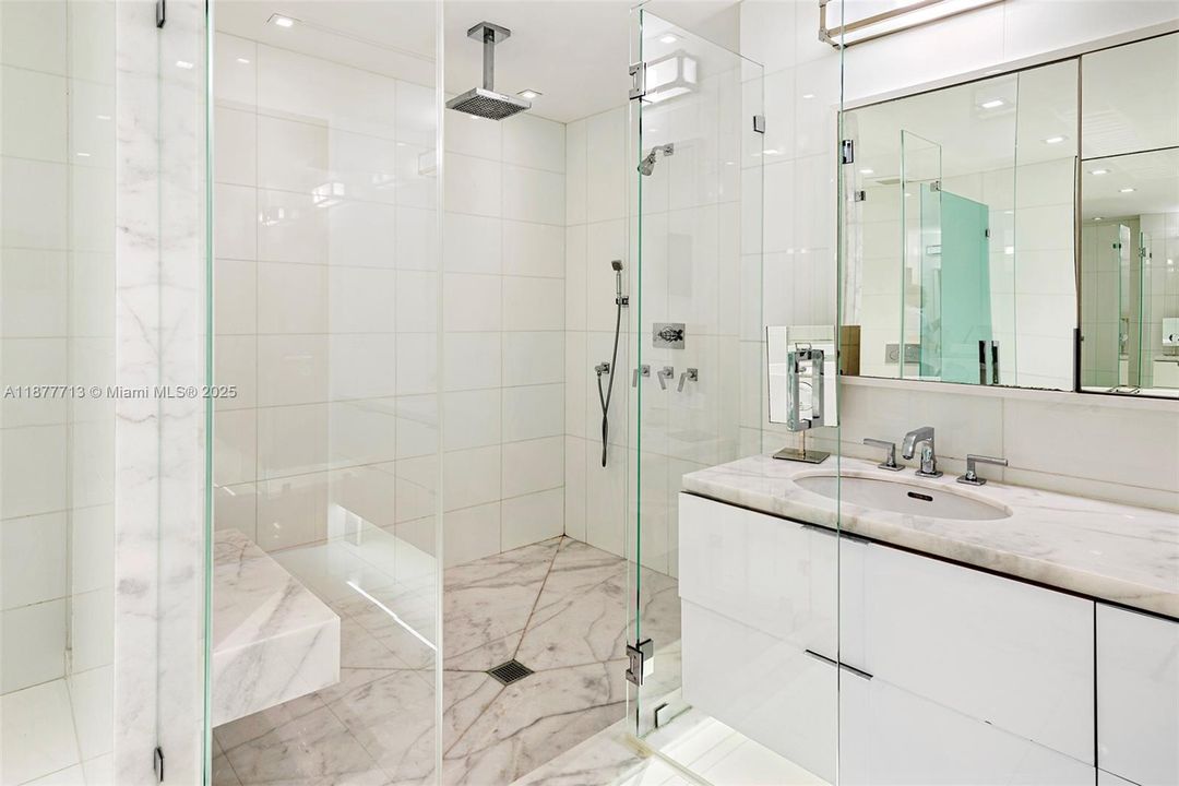 待售: $9,000,000 (2 贝兹, 2 浴室, 2530 平方英尺)