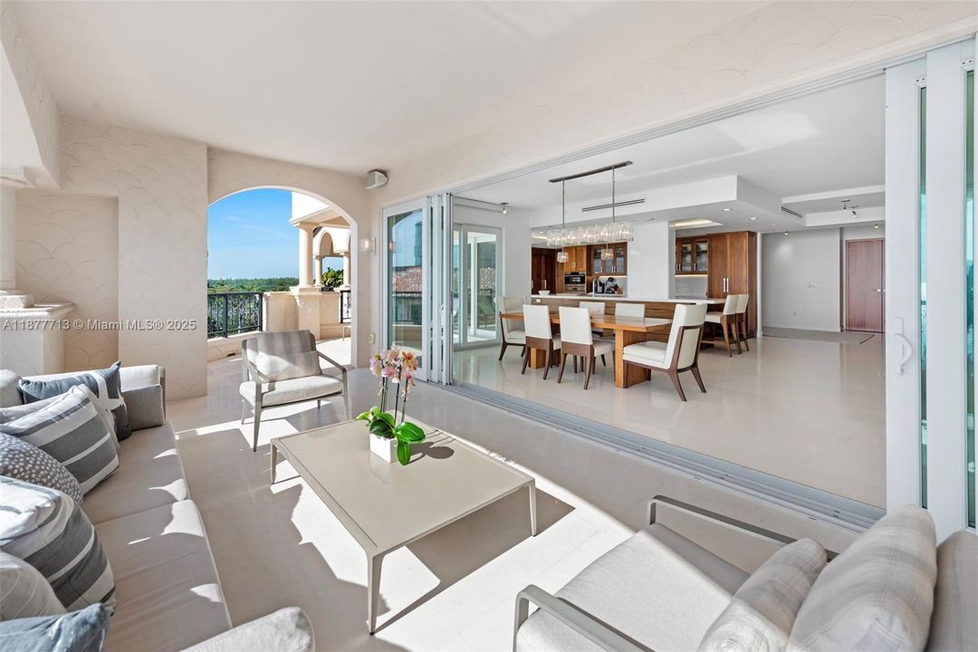 待售: $9,000,000 (2 贝兹, 2 浴室, 2530 平方英尺)