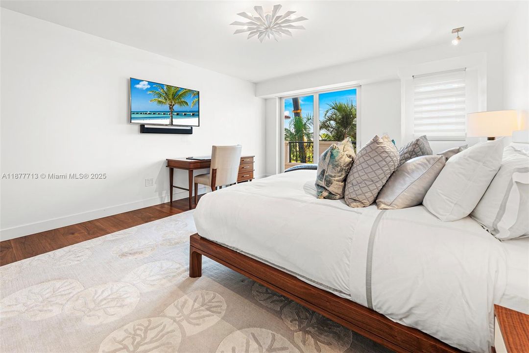 待售: $9,000,000 (2 贝兹, 2 浴室, 2530 平方英尺)