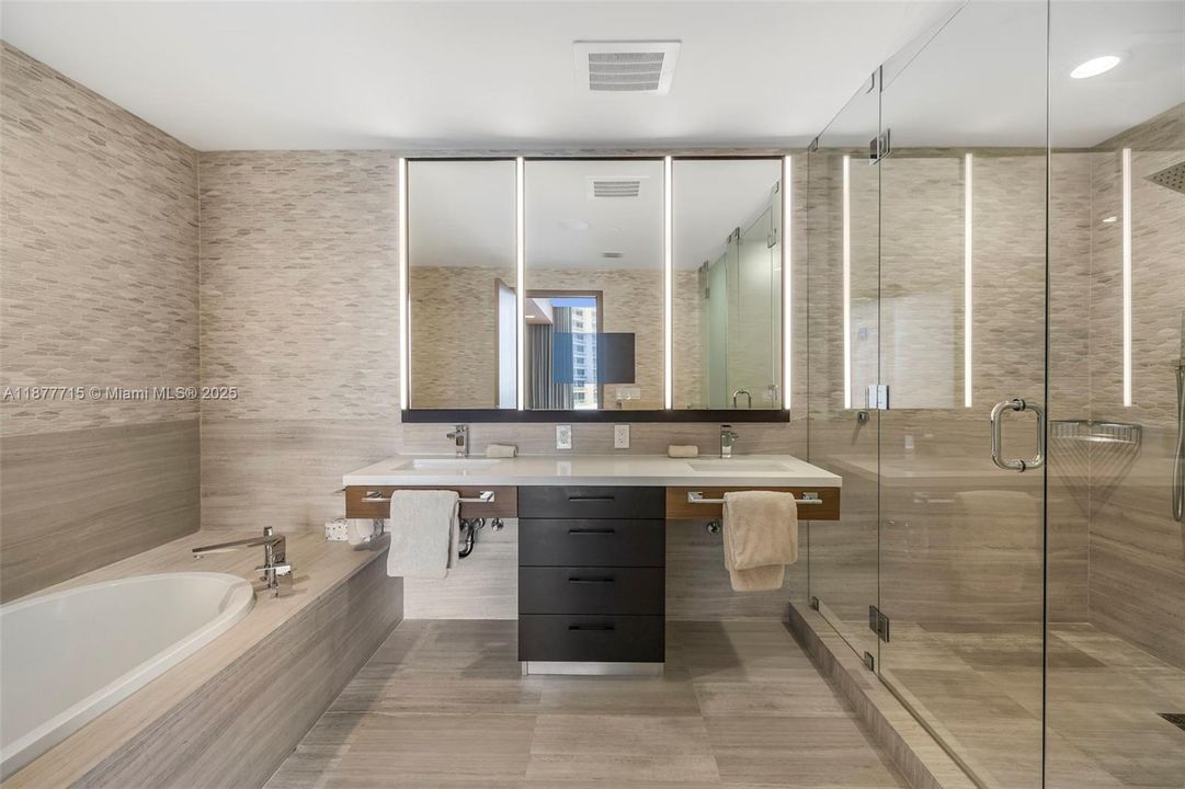 Recently Sold: $6,100,000 (3 beds, 3 baths, 1987 Square Feet)