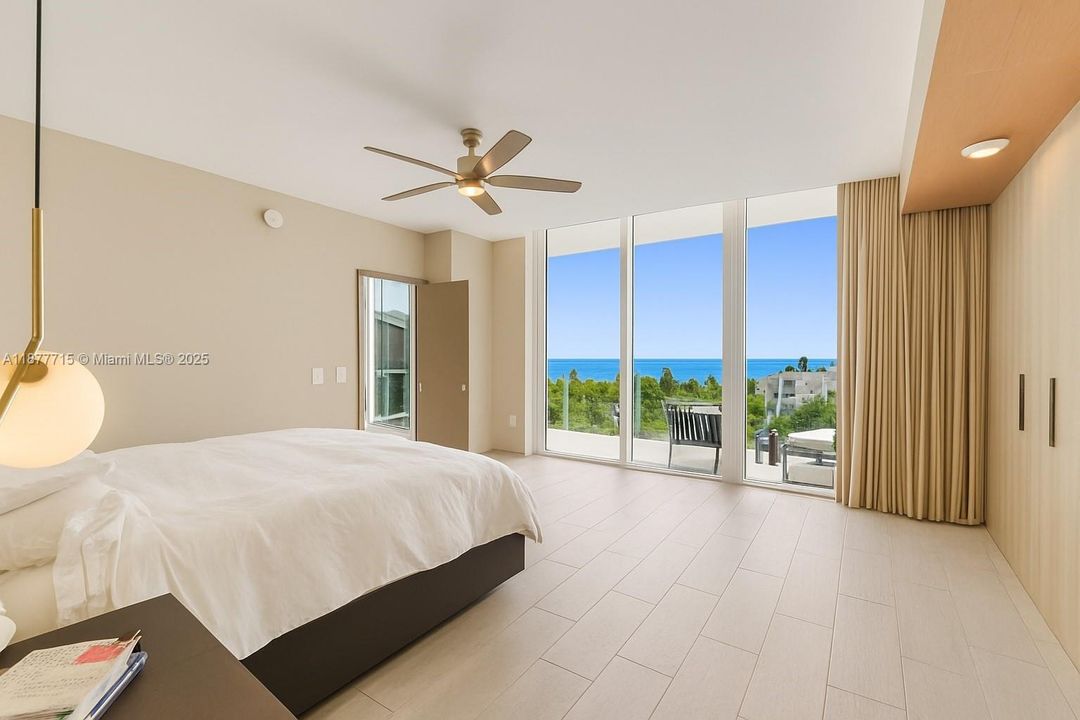 Recently Sold: $6,100,000 (3 beds, 3 baths, 1987 Square Feet)