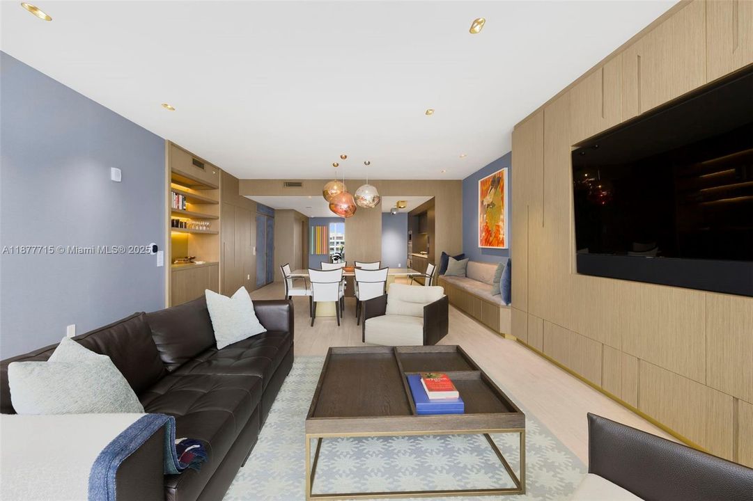 Recently Sold: $6,100,000 (3 beds, 3 baths, 1987 Square Feet)