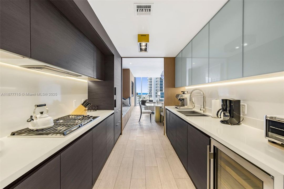 Recently Sold: $6,100,000 (3 beds, 3 baths, 1987 Square Feet)