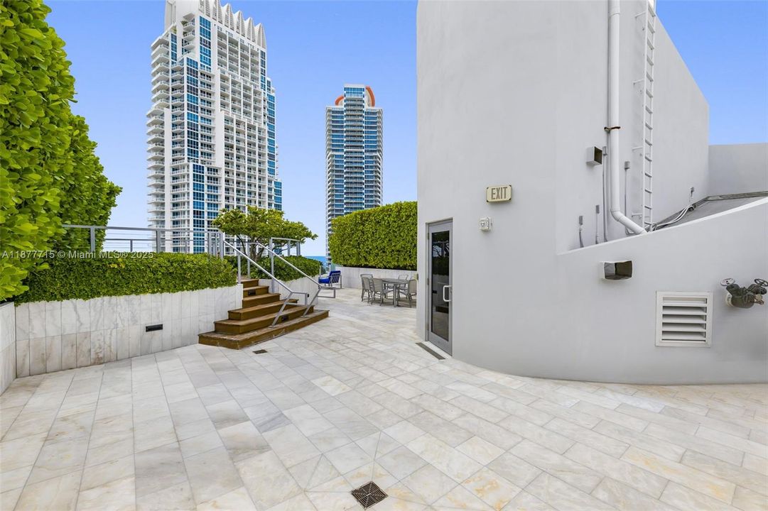 Recently Sold: $6,100,000 (3 beds, 3 baths, 1987 Square Feet)