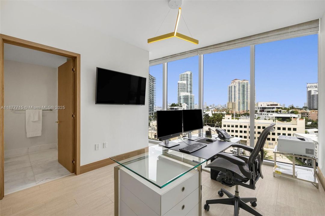 Recently Sold: $6,100,000 (3 beds, 3 baths, 1987 Square Feet)