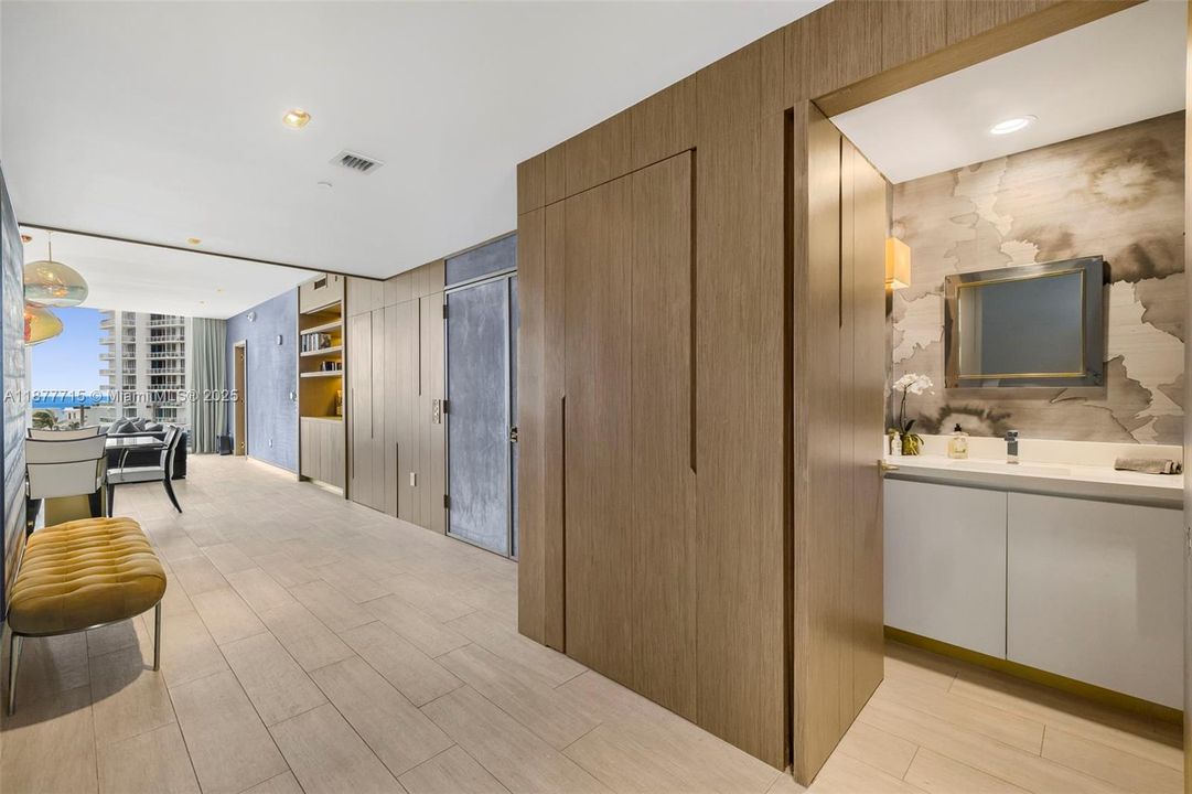 Recently Sold: $6,100,000 (3 beds, 3 baths, 1987 Square Feet)