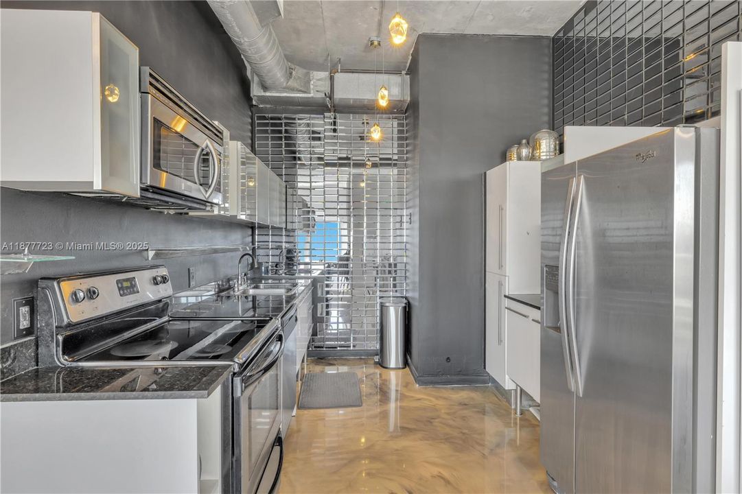 Active With Contract: $3,200 (1 beds, 2 baths, 1010 Square Feet)