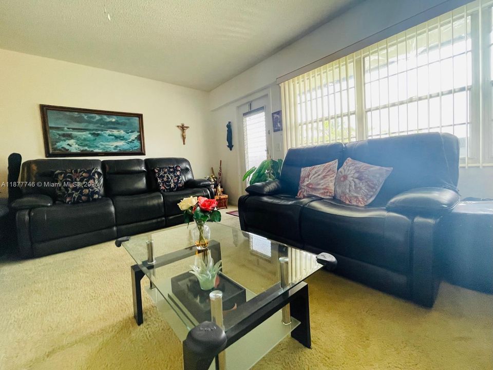 待售: $84,900 (1 贝兹, 1 浴室, 720 平方英尺)