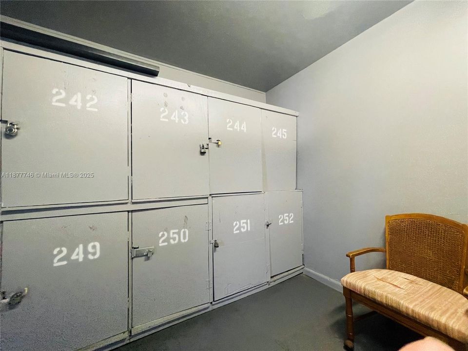 待售: $84,900 (1 贝兹, 1 浴室, 720 平方英尺)