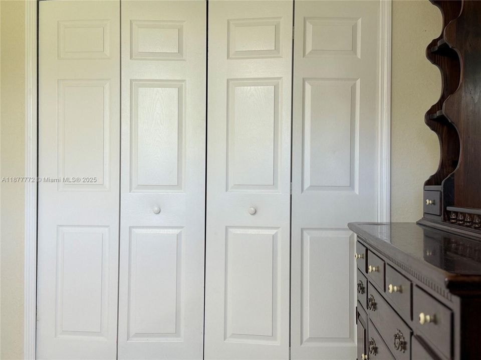 待售: $145,000 (2 贝兹, 1 浴室, 835 平方英尺)