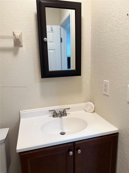 待售: $145,000 (2 贝兹, 1 浴室, 835 平方英尺)