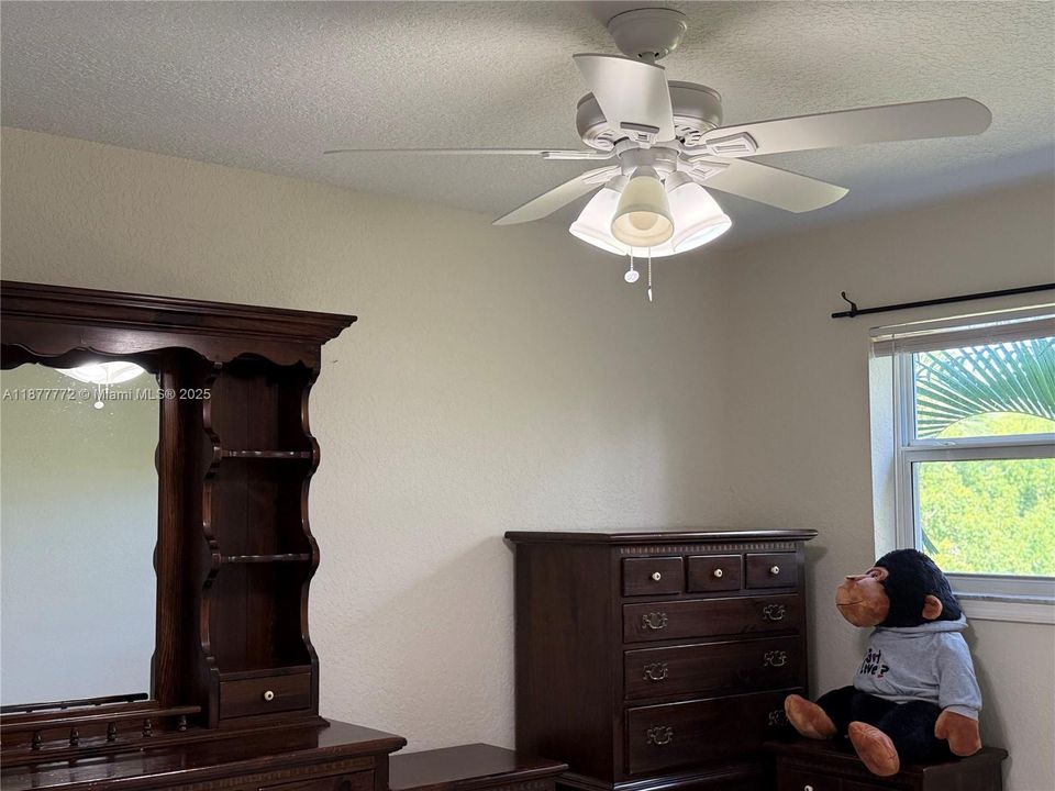 待售: $145,000 (2 贝兹, 1 浴室, 835 平方英尺)