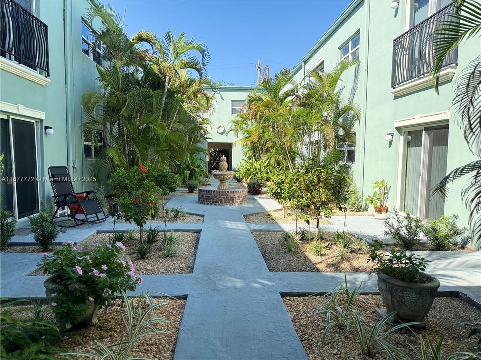 待售: $145,000 (2 贝兹, 1 浴室, 835 平方英尺)